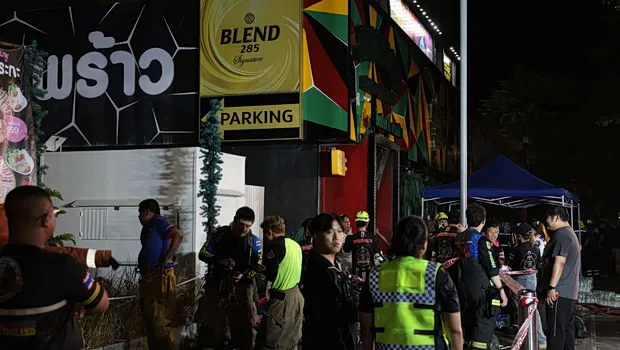 Πυρκαγιά σε παμπ στην Μπανγκόκ με πυκνό καπνό