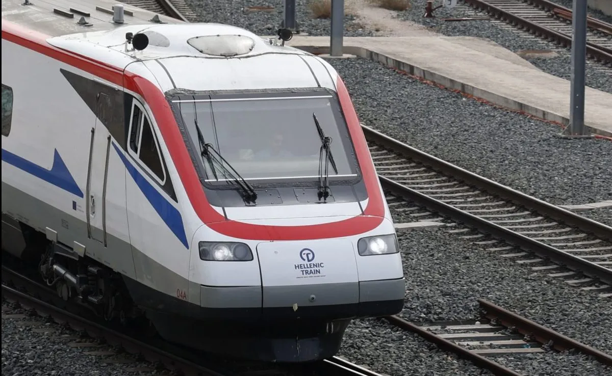 Τρένο της Hellenic Train σταθμευμένο λόγω πυρκαγιάς στις γραμμές