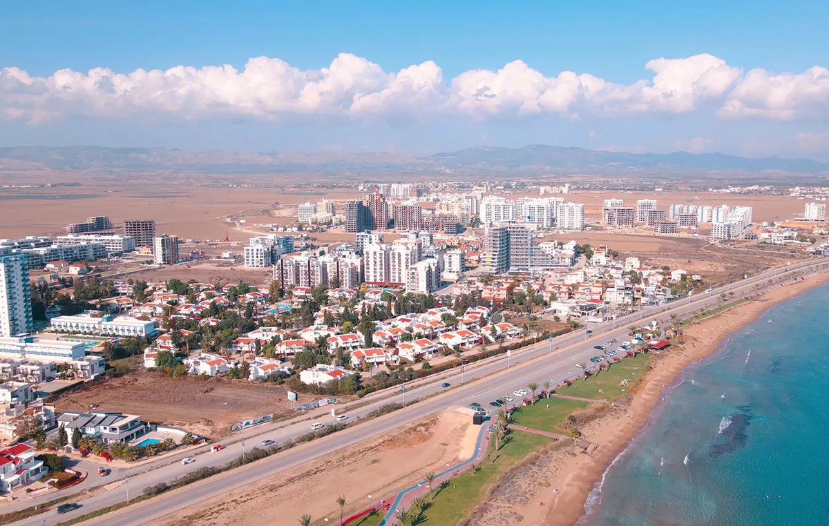 Σημαία της Κύπρου δίπλα στο έμβλημα του ΟΗΕ