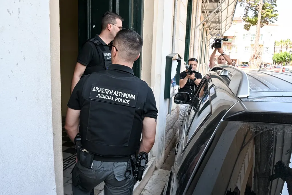 Αστυνομικοί στο δικαστήριο Ναυπλίου για τον 20χρονο