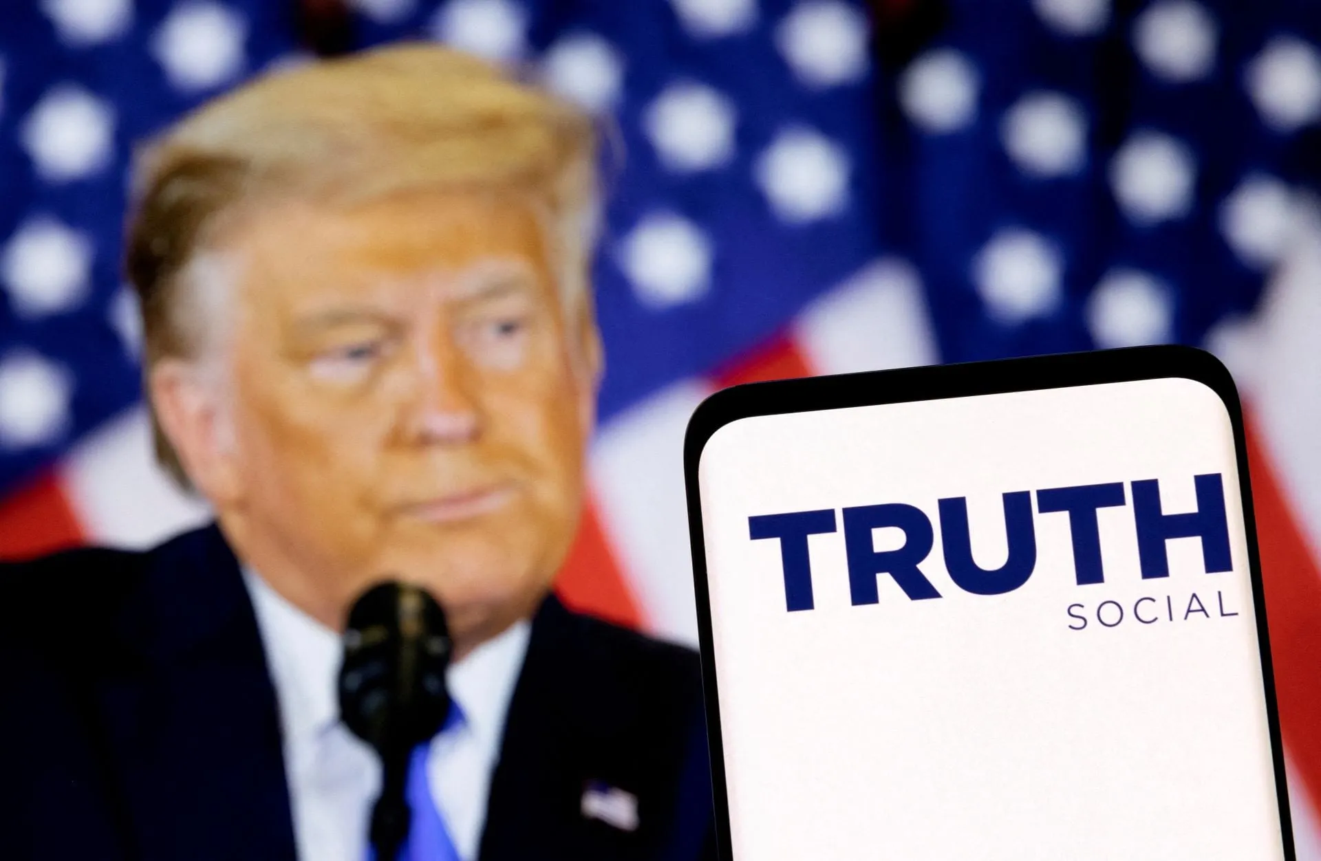 Ο Τραμπ μιλά μπροστά από λογότυπο του Truth Social