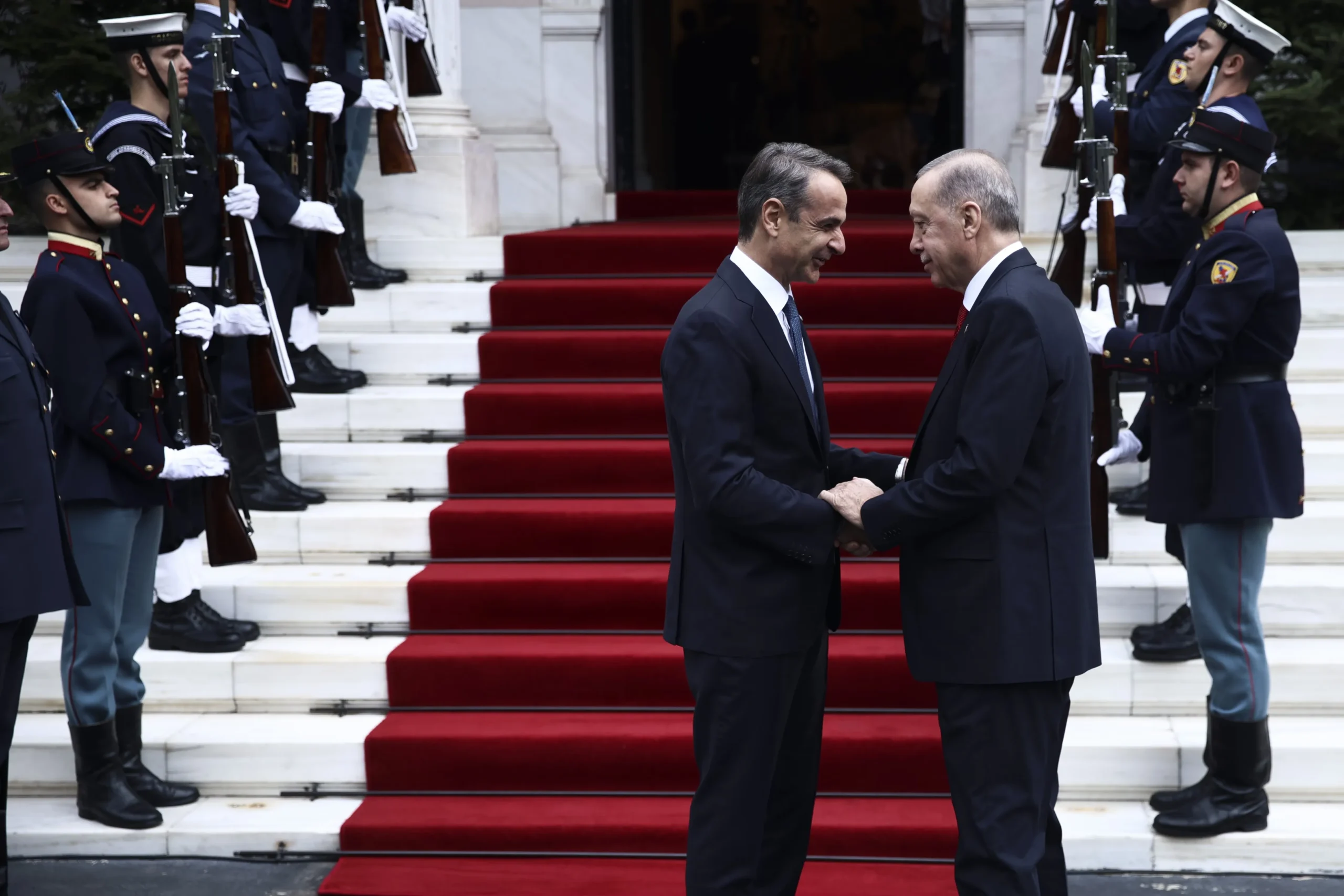 Χάρτης Αιγαίου με ελληνική και τουρκική σημαία