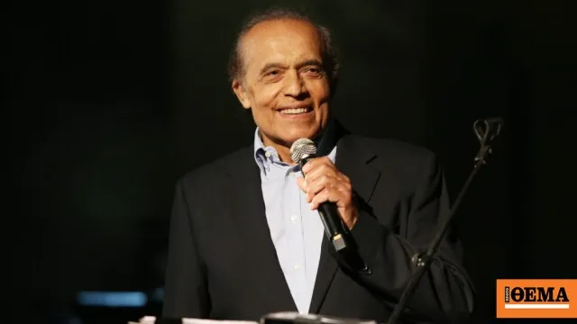 Ο Λάκης Χαλκιάς σε παλιά φωτογραφία με μουσικό όργανο