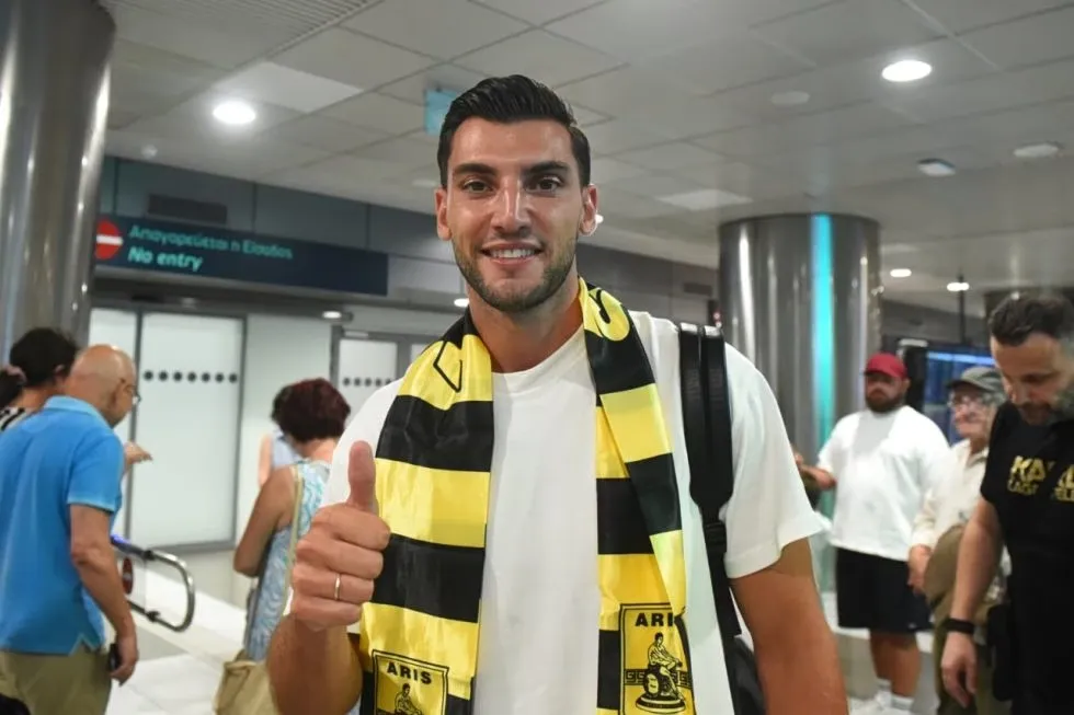Ο Ράφα Μιρ στο αεροδρόμιο Θεσσαλονίκης για τον Άρη