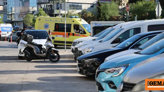 Αστυνομικό όχημα στον Άγιο Δημήτριο τη νύχτα