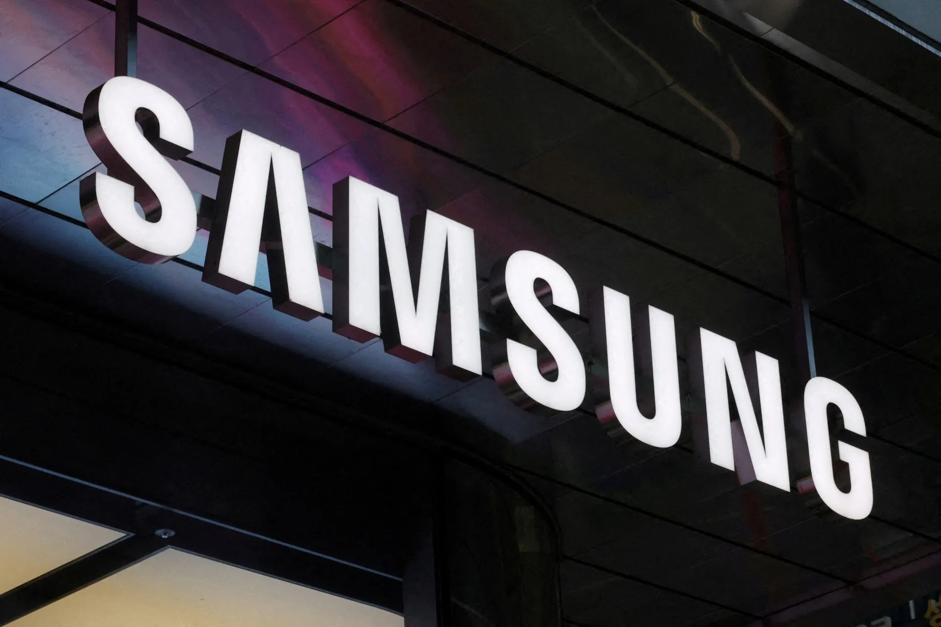 Λογότυπο Samsung σε κτίριο γραφείων με φόντο μετοχές
