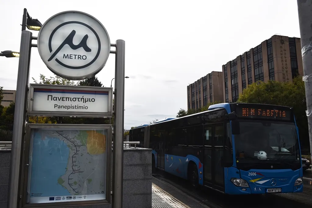 Λεωφορείο ΟΣΕΘ σε δρόμο της Καλαμαριάς Θεσσαλονίκης