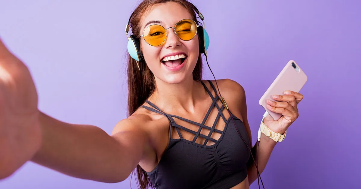 Influencer φωτογραφίζεται σε τουριστικό προορισμό με κινητό