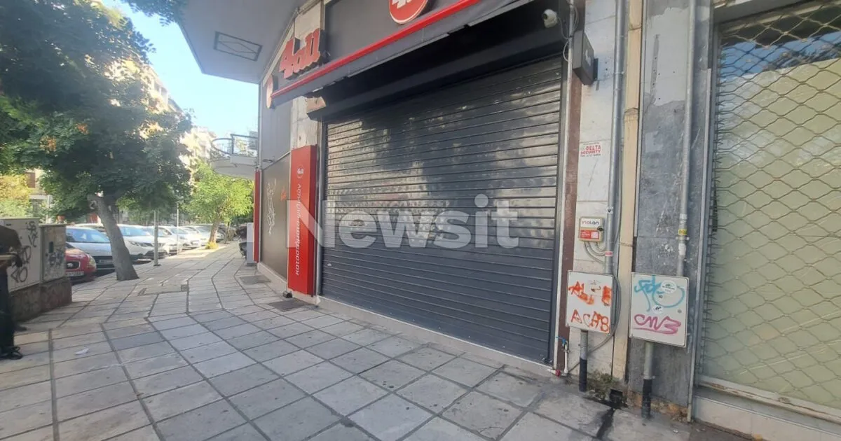 Αστυνομικά περιπολικά έξω από κατάστημα στη Θεσσαλονίκη