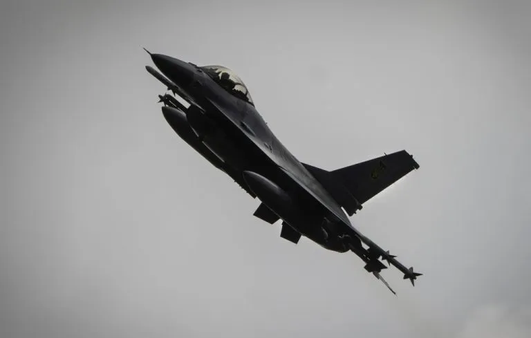 Μαχητικό αεροσκάφος F-18 σε πτήση πάνω από σύννεφα