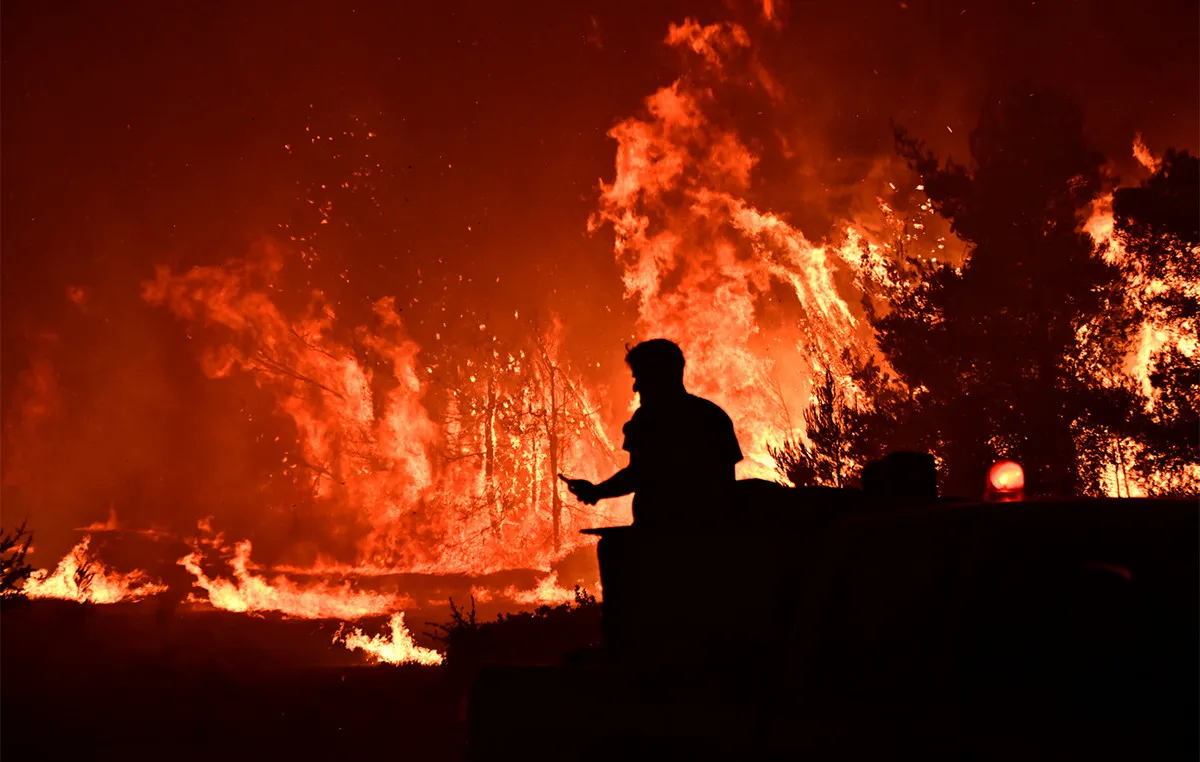 Πυκνός καπνός από πυρκαγιά πάνω από ελληνική πόλη