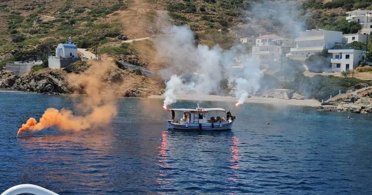 Πλοίο με τη σορό του δημάρχου Φούρνων Δημήτρη Καρύδη