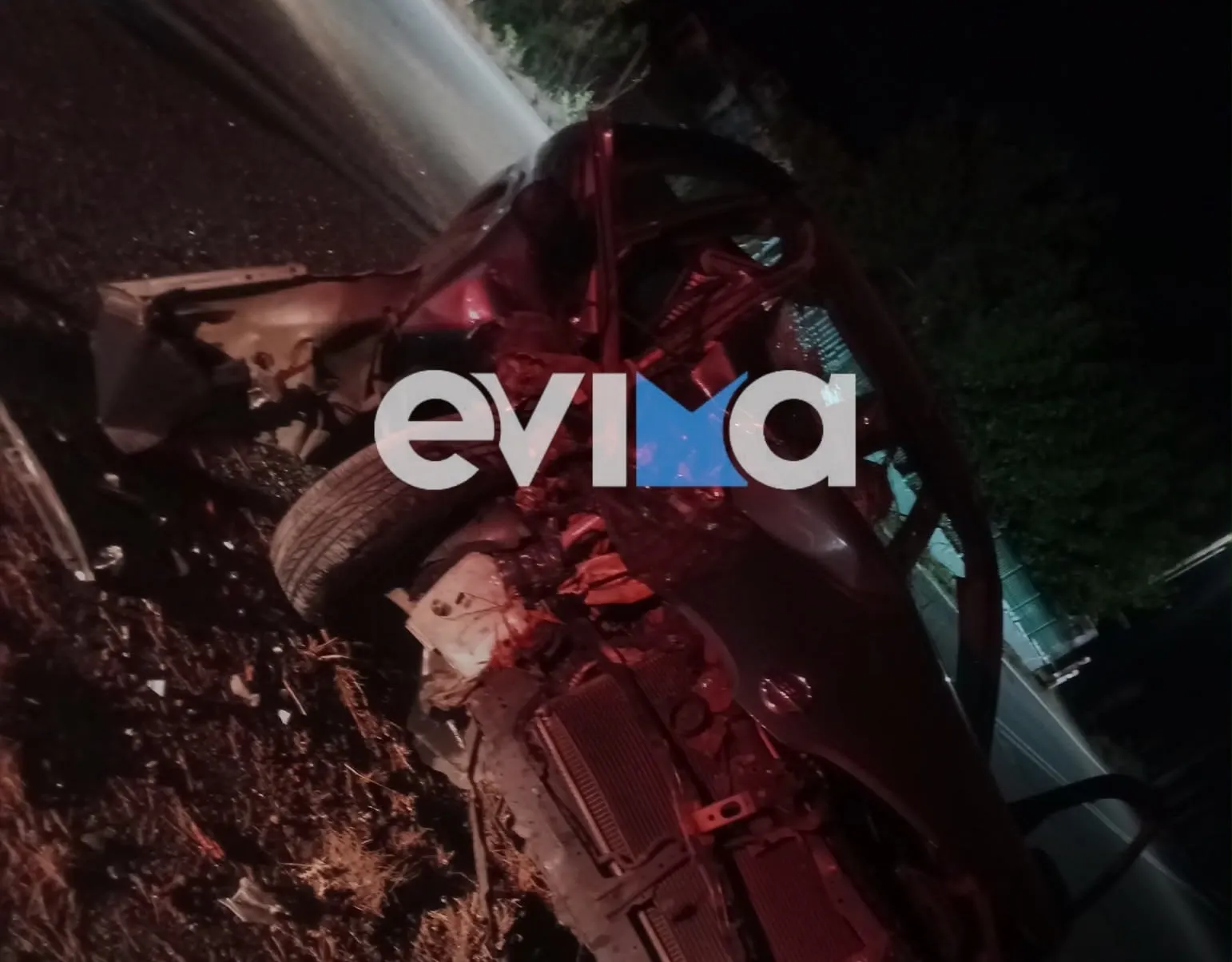 Πυροσβέστες απεγκλωβίζουν οδηγό μετά από τροχαίο σε δέντρο στην Εύβοια