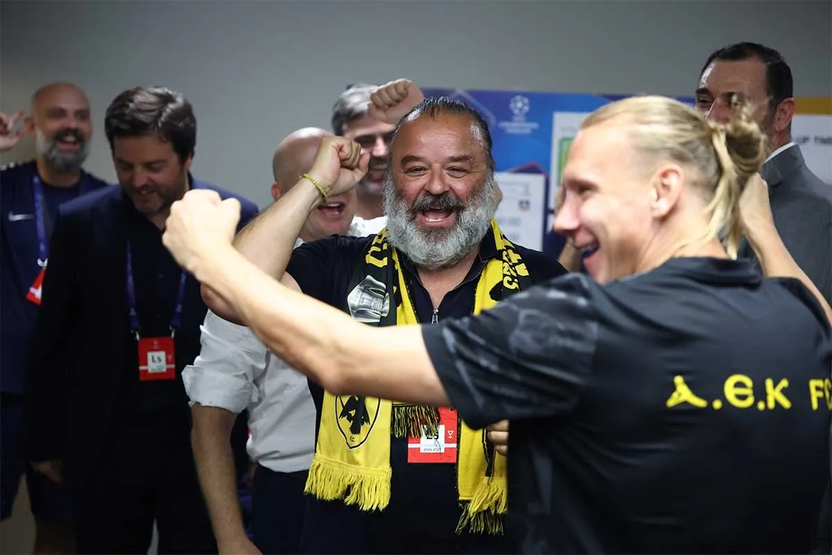 Ο Μάριος Ηλιόπουλος πανηγυρίζει με παίκτες της ΑΕΚ