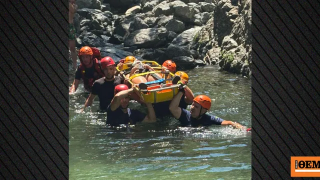 Πυροσβέστες σε επιχείρηση διάσωσης σε δύσβατη περιοχή