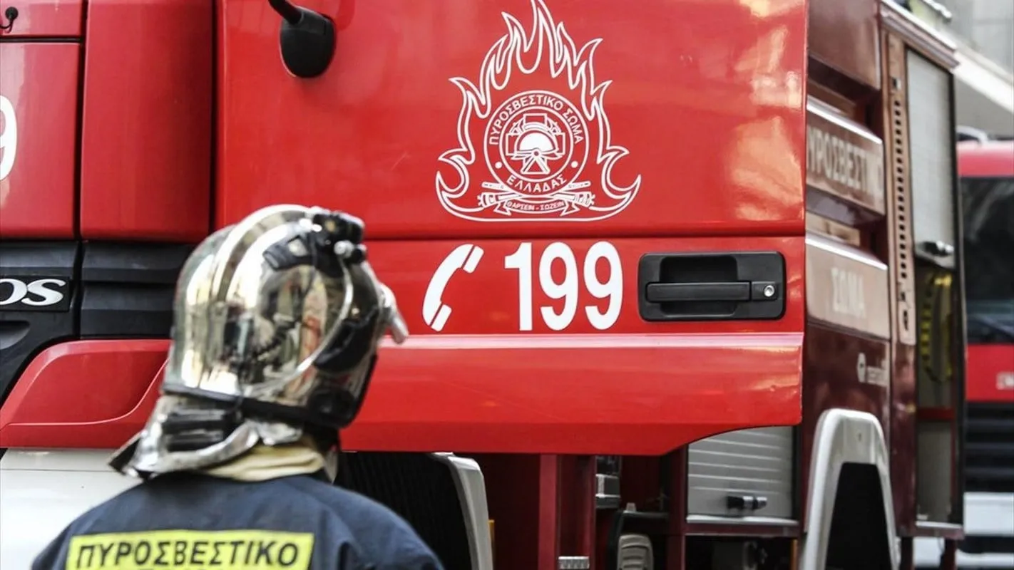 Πυροσβέστες επιχειρούν σε εγκαταλελειμμένο κτίριο στην Αθήνα