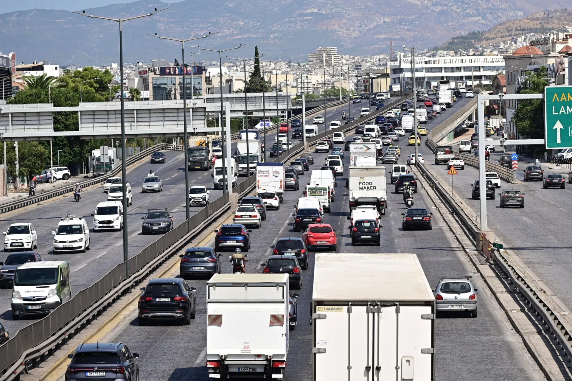 Πρωινή κίνηση αυτοκινήτων σε δρόμο πόλης κοντά σε σχολείο