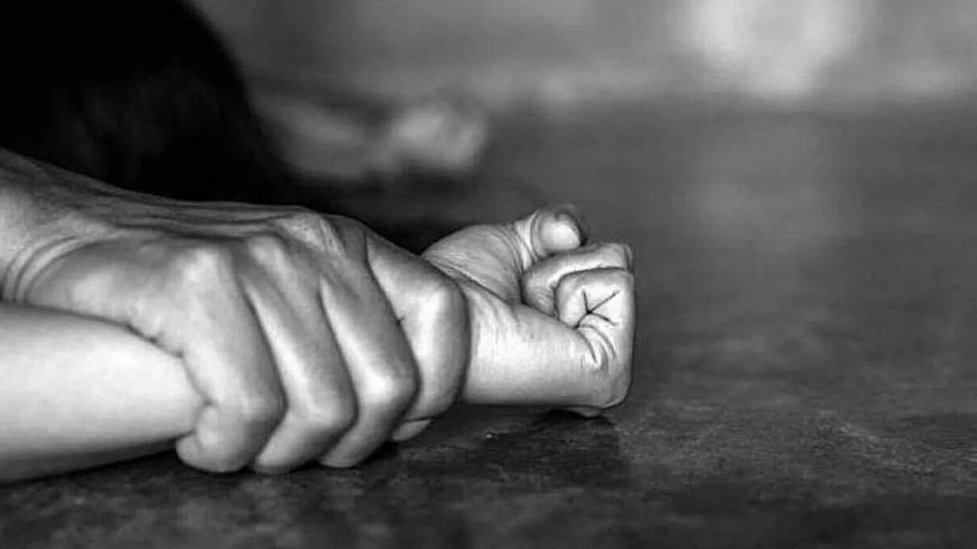 Χειροπέδες και δικαστική σφραγίδα, σύλληψη για ασέλγεια σε ανήλικη