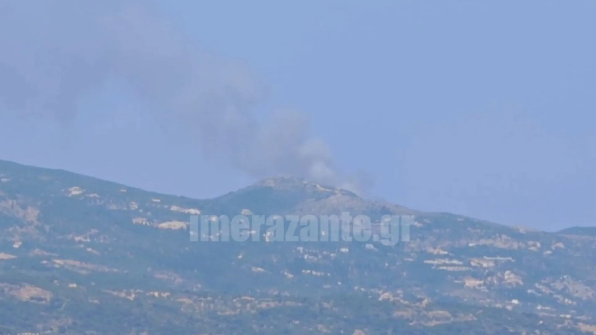 Πυροσβεστικό ελικόπτερο επιχειρεί σε δασική πυρκαγιά στη Ζάκυνθο