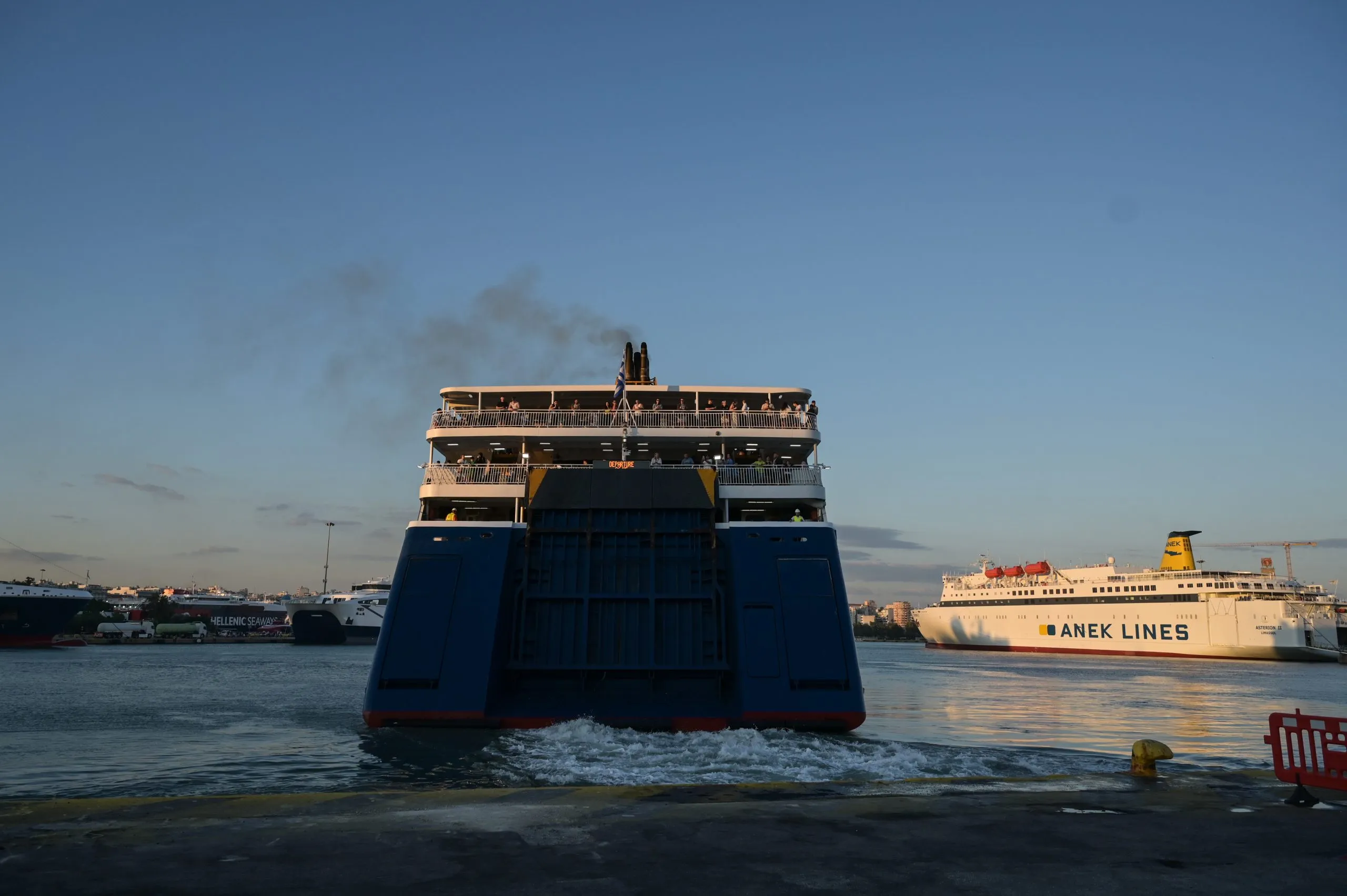 Επιβάτες περιμένουν στο λιμάνι του Πειραιά για αναχώρηση