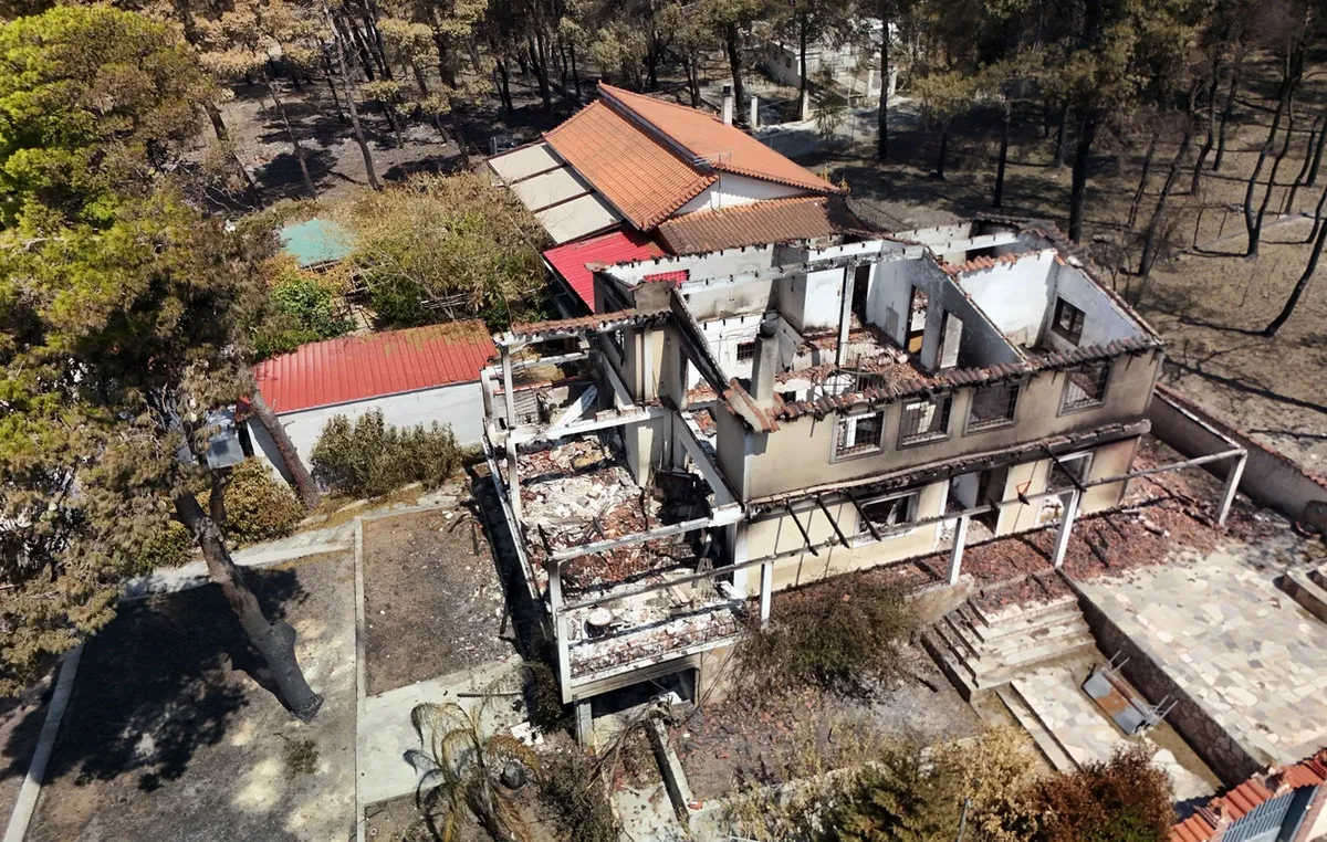 Καμένη έκταση και κατεστραμμένα σπίτια στη Δυτική Αττική