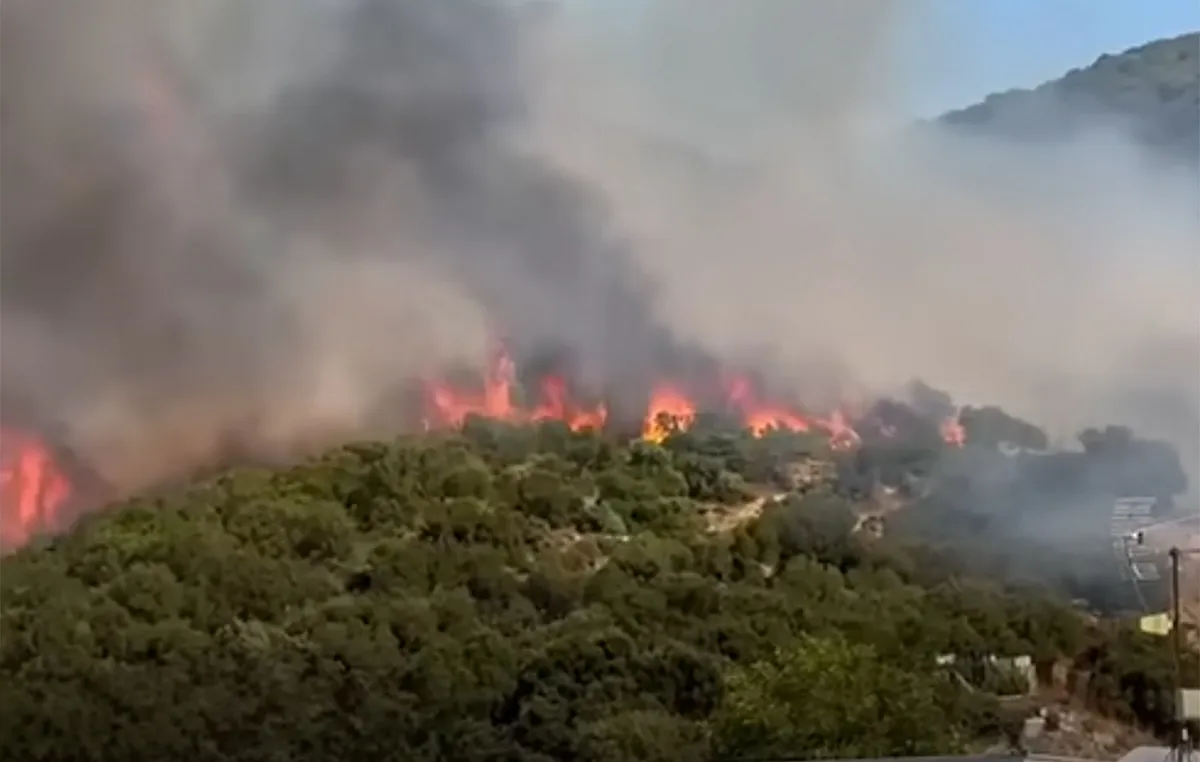 Πυροσβέστες επιχειρούν σε φωτιά στο Κοκκινόχωμα Καβάλας