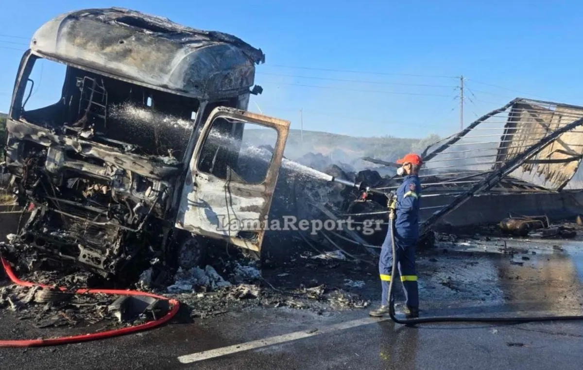 Καμένο φορτηγό σε τροχαίο στην Εθνική Οδό Λαμίας