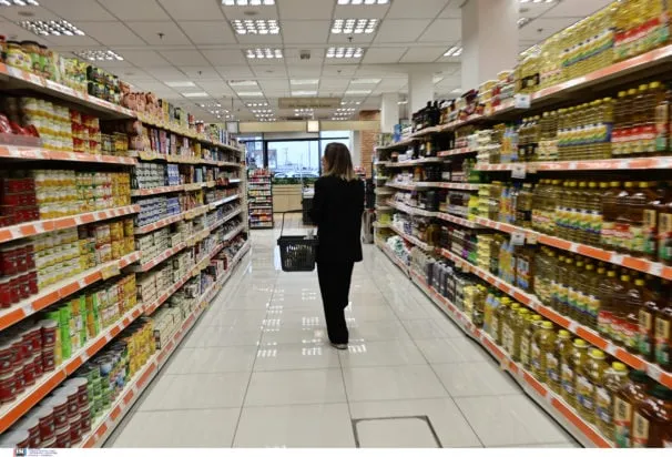 Ράφια σούπερ μάρκετ με προϊόντα και ετικέτες τιμών
