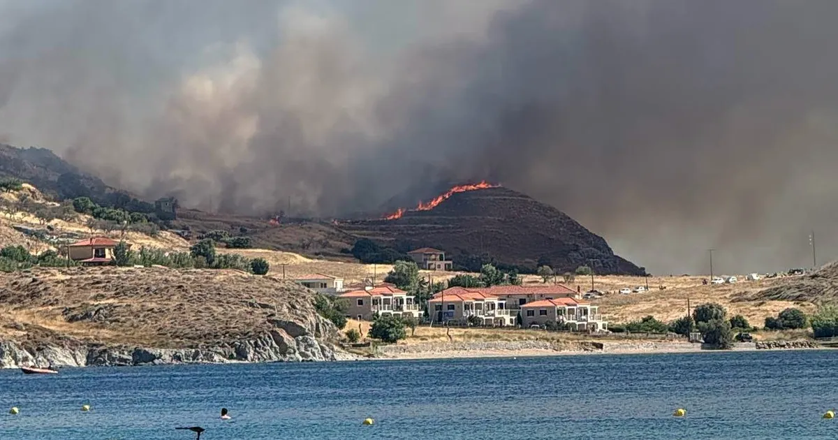 Πυροσβέστες επιχειρούν στην πυρκαγιά στο Θάνος Λήμνου