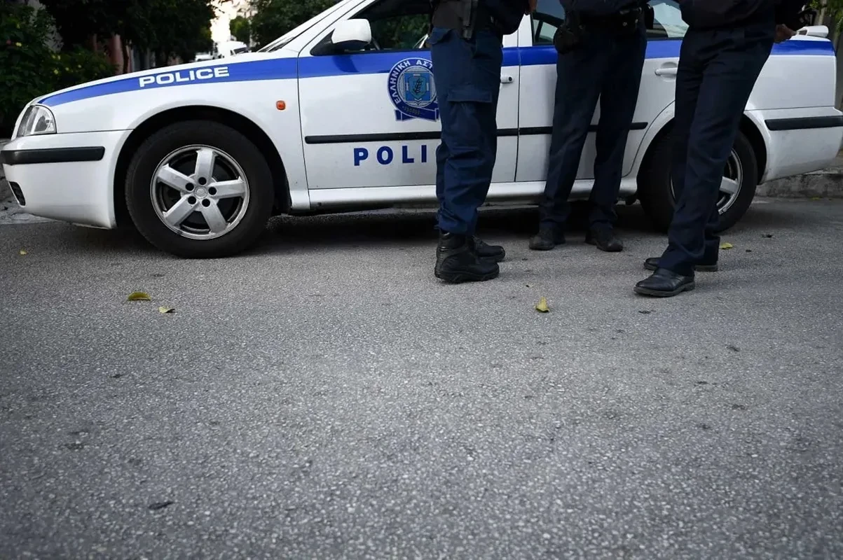Αστυνομικοί της ΕΛ.ΑΣ. σε έλεγχο οίκου ανοχής στην Αττική