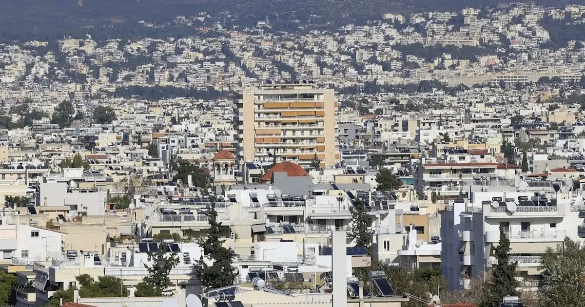Σπίτια και χαρτιά στεγαστικών προγραμμάτων ανακαίνισης κατοικίας
