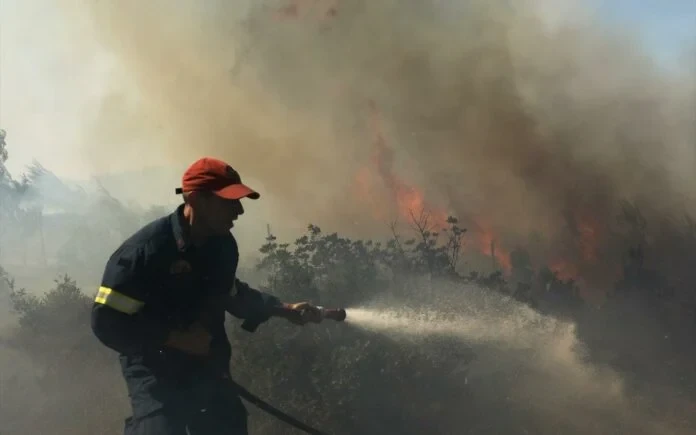 Πυροσβεστικό ελικόπτερο σε επιχείρηση κατάσβεσης δασικής πυρκαγιάς