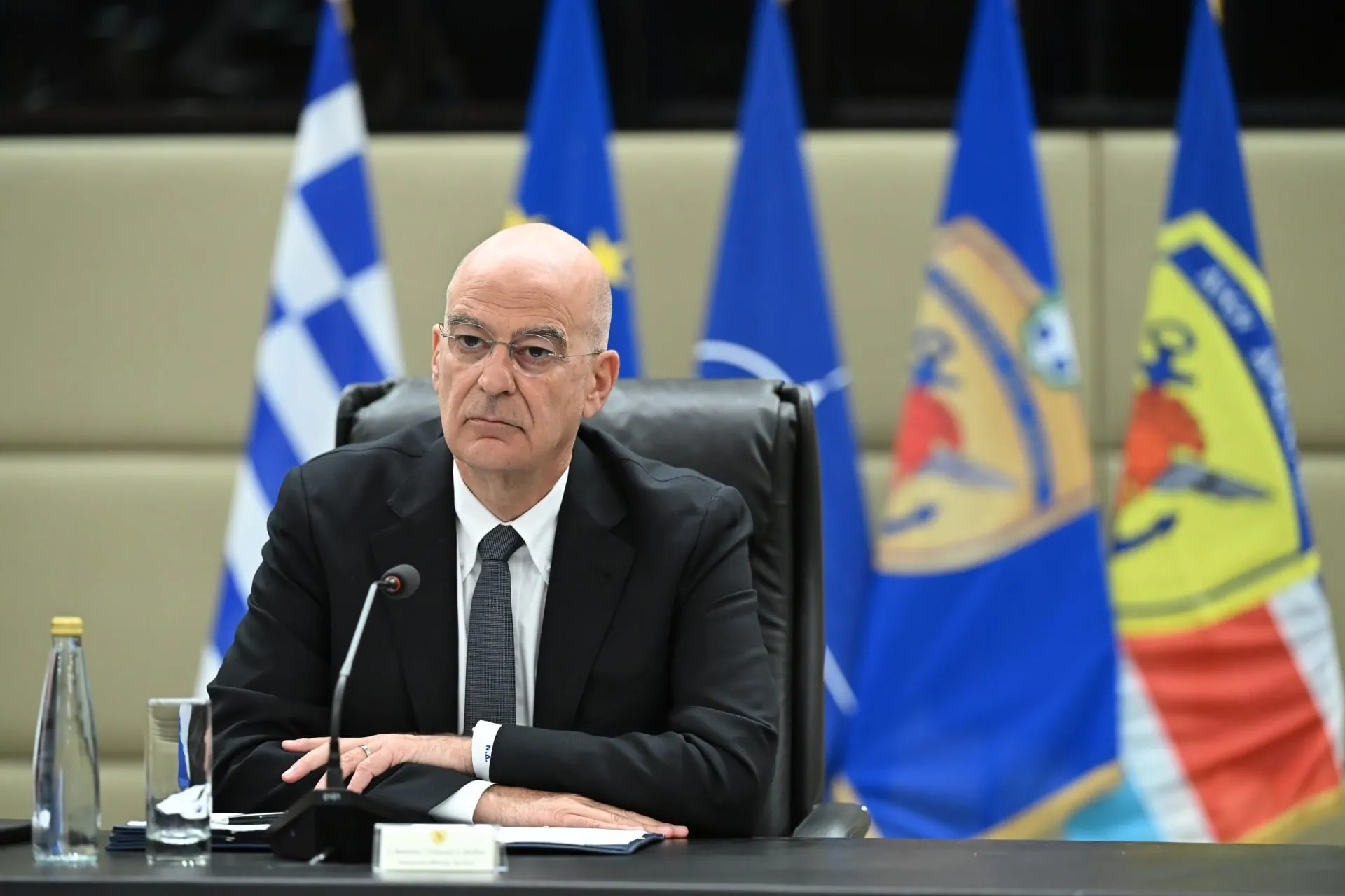 Στρατιωτικοί και σημαία σε τελετή δωρεάς προς τις Ένοπλες Δυνάμεις
