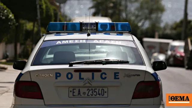 Αστυνομικοί με κατασχεθέντα πλαστά χαρτονομίσματα των 50 ευρώ