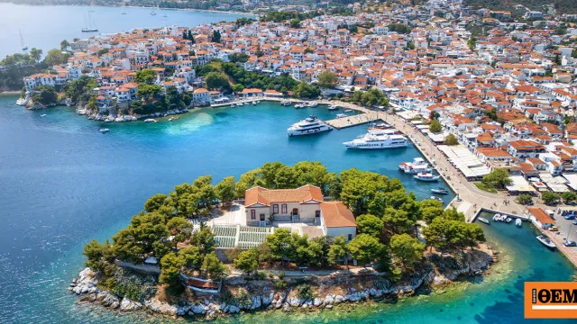Το πλοίο Νήσος Αίγινα στο λιμάνι της Σκιάθου