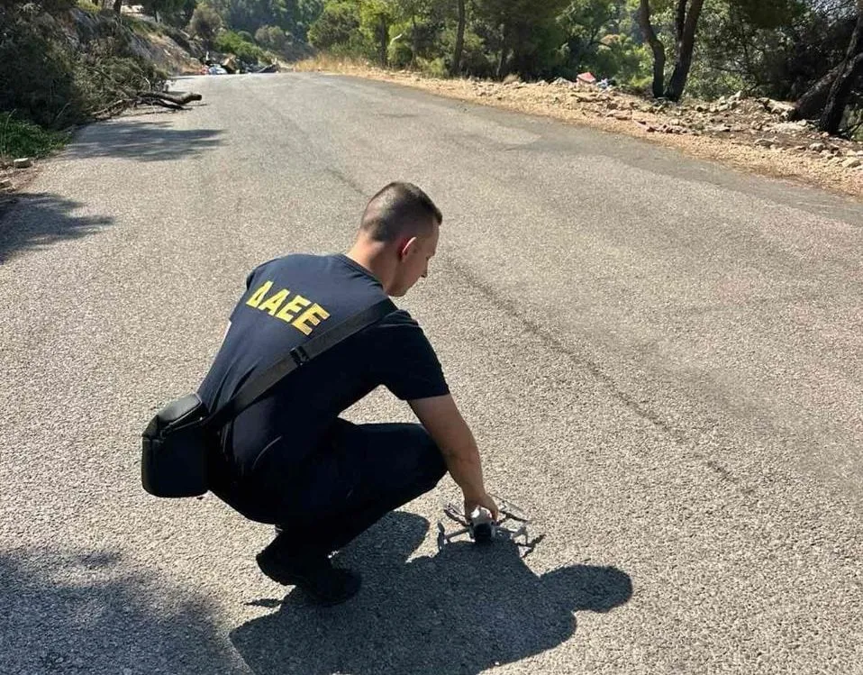 Ελικόπτερο πυρόσβεσης πάνω από δασική πυρκαγιά στην Ψάθα