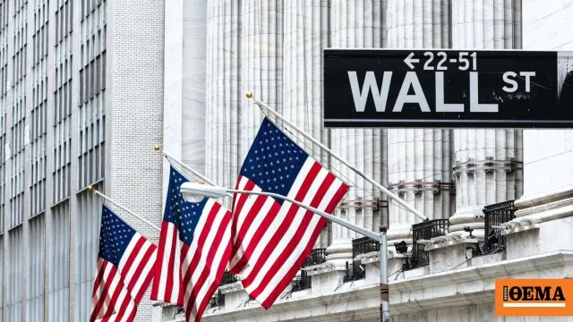 Οθόνη χρηματιστηρίου με δείκτες Dow Jones και S&P 500 σε ρεκόρ