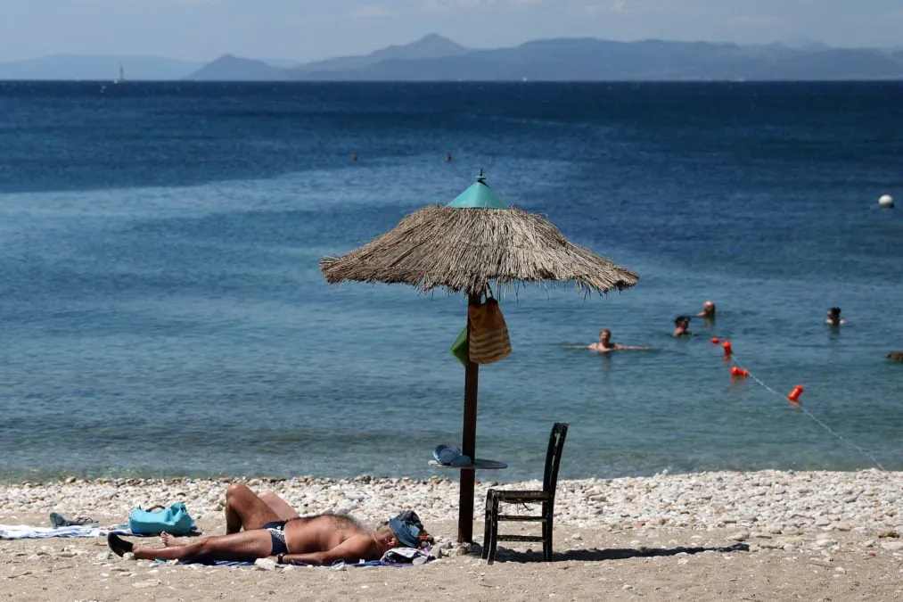 Αίθριος ουρανός με έντονο καλοκαιρινό ήλιο στην Ελλάδα