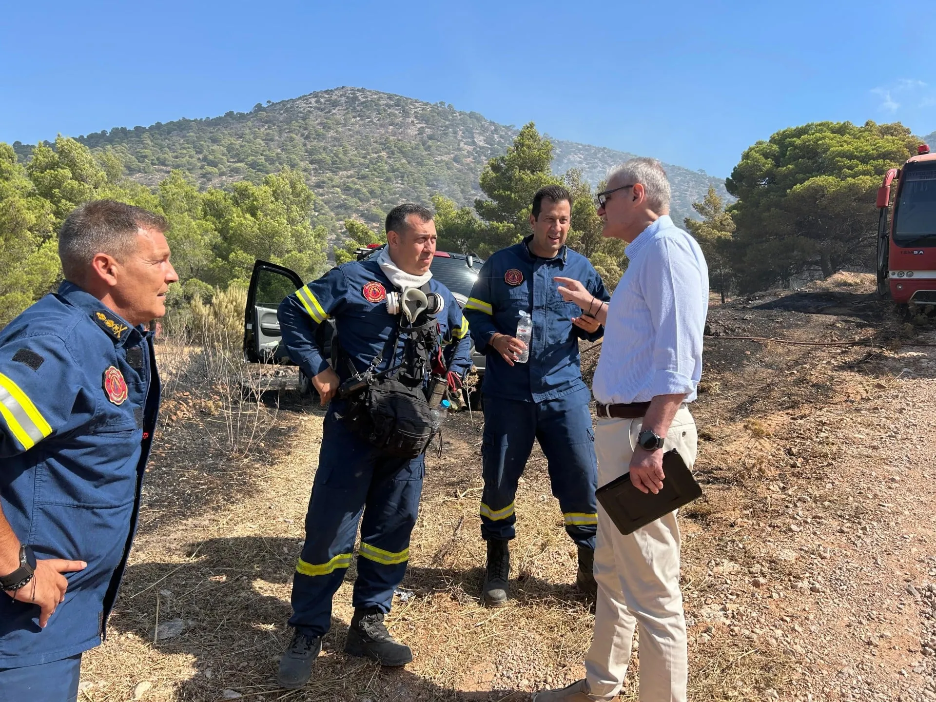 Πυροσβέστες επιχειρούν στην πυρκαγιά στον Κουβαρά Αττικής