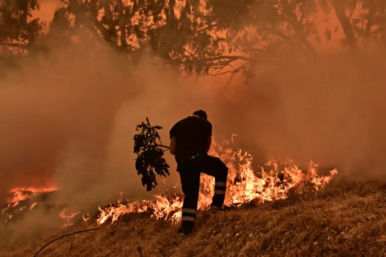Πυροσβεστικό όχημα σε επιφυλακή λόγω ακραίου κινδύνου πυρκαγιάς