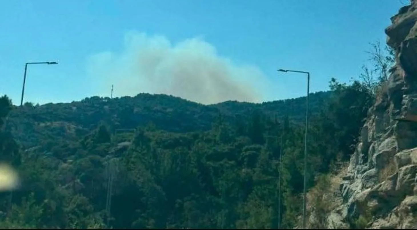 Πυροσβέστες επιχειρούν σε φωτιά στο Κοκκινόχωμα Καβάλας