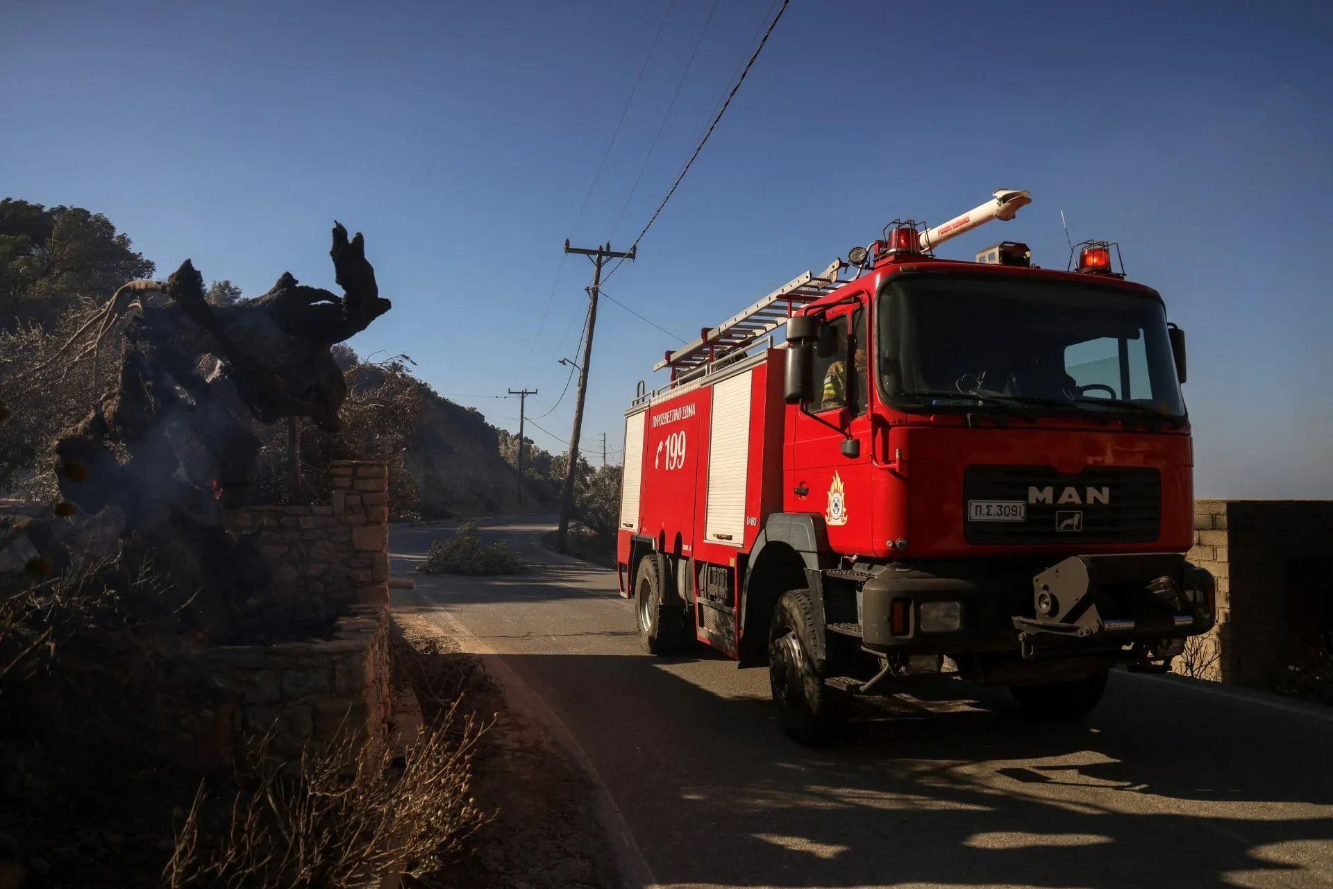Πυροσβέστες επιχειρούν σε φωτιά διαμερίσματος στον Εύοσμο