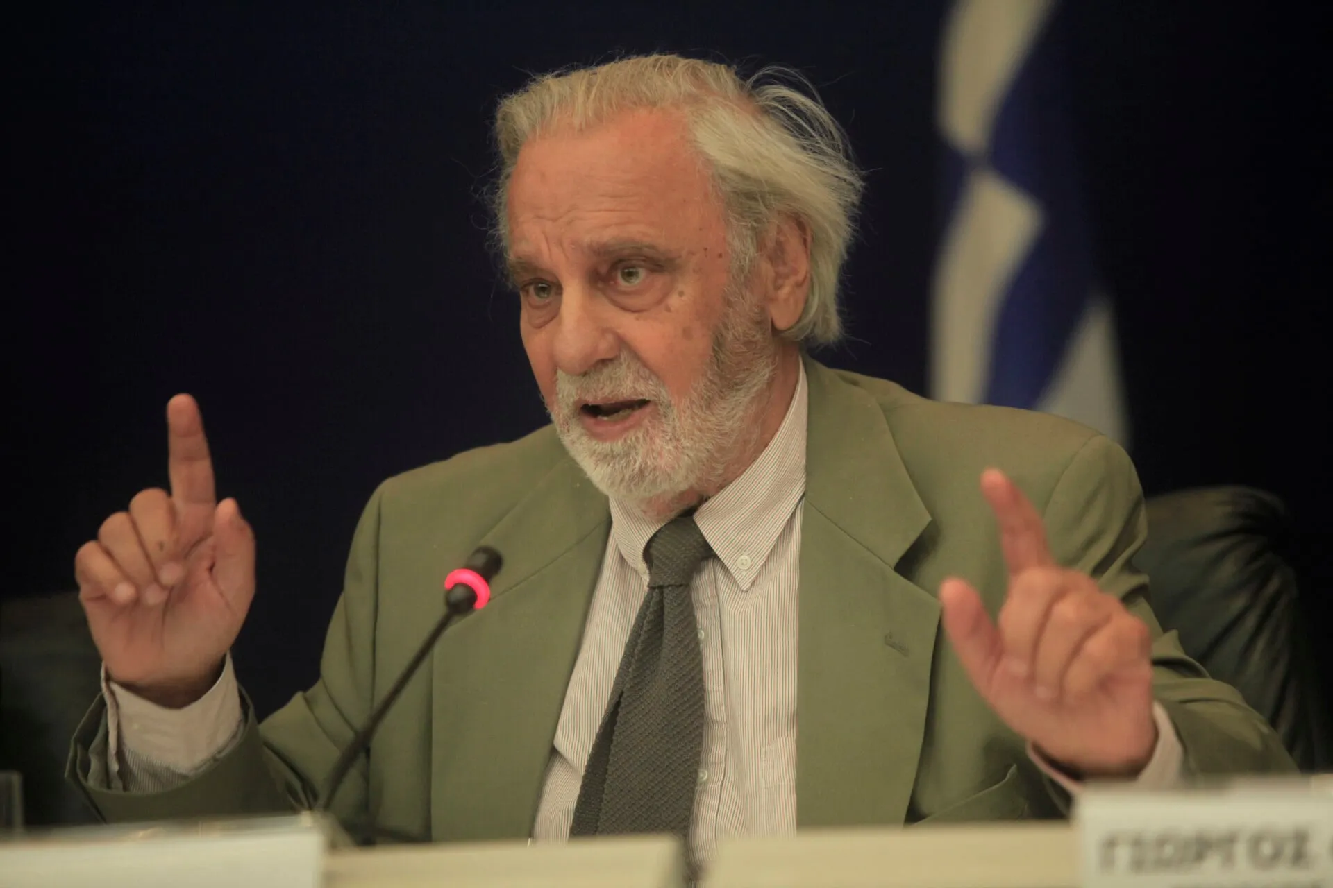 Μεσίστια σημαία στο Μέγαρο της Ακαδημίας Αθηνών