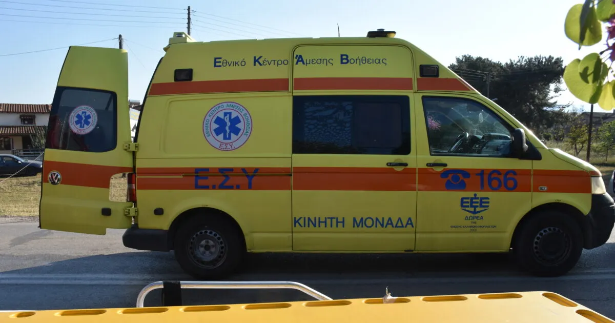 Πυροσβέστες σε επιχείρηση διάσωσης σε πολυκατοικία στο Γουδί