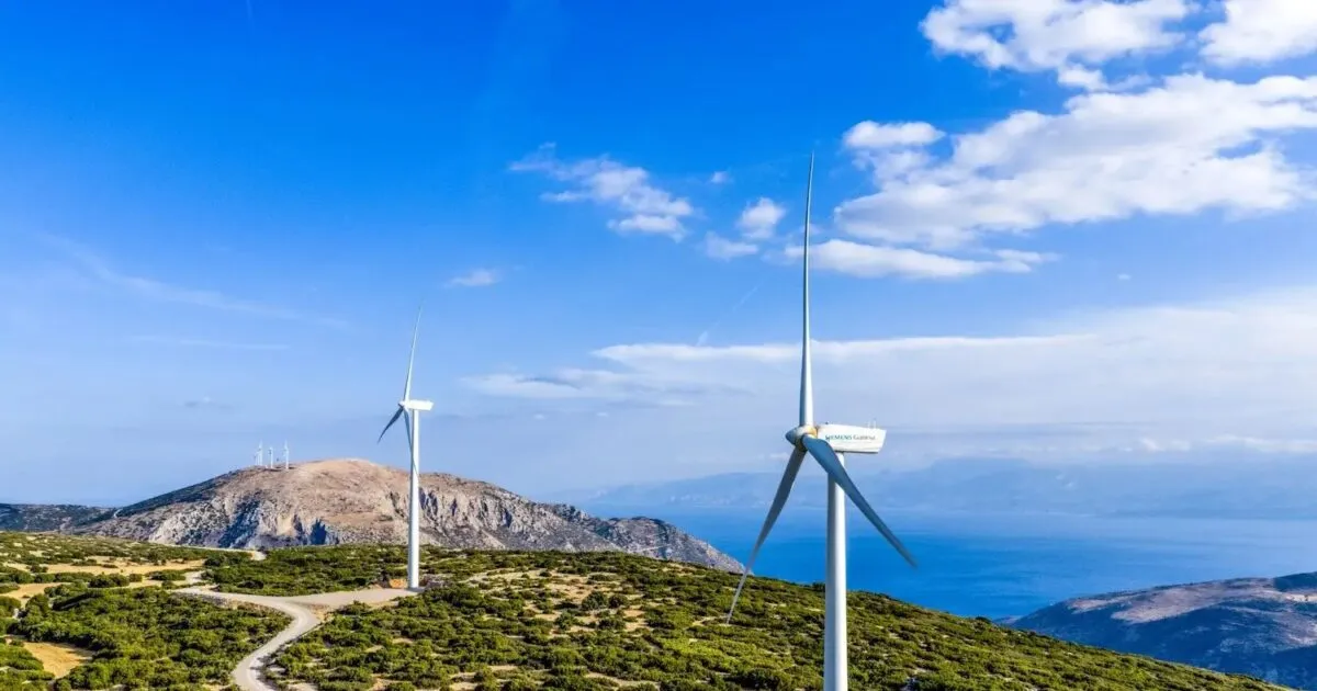 Φωτοβολταϊκά πάρκα και ανεμογεννήτριες παράγουν φθηνό ρεύμα στην Ελλάδα