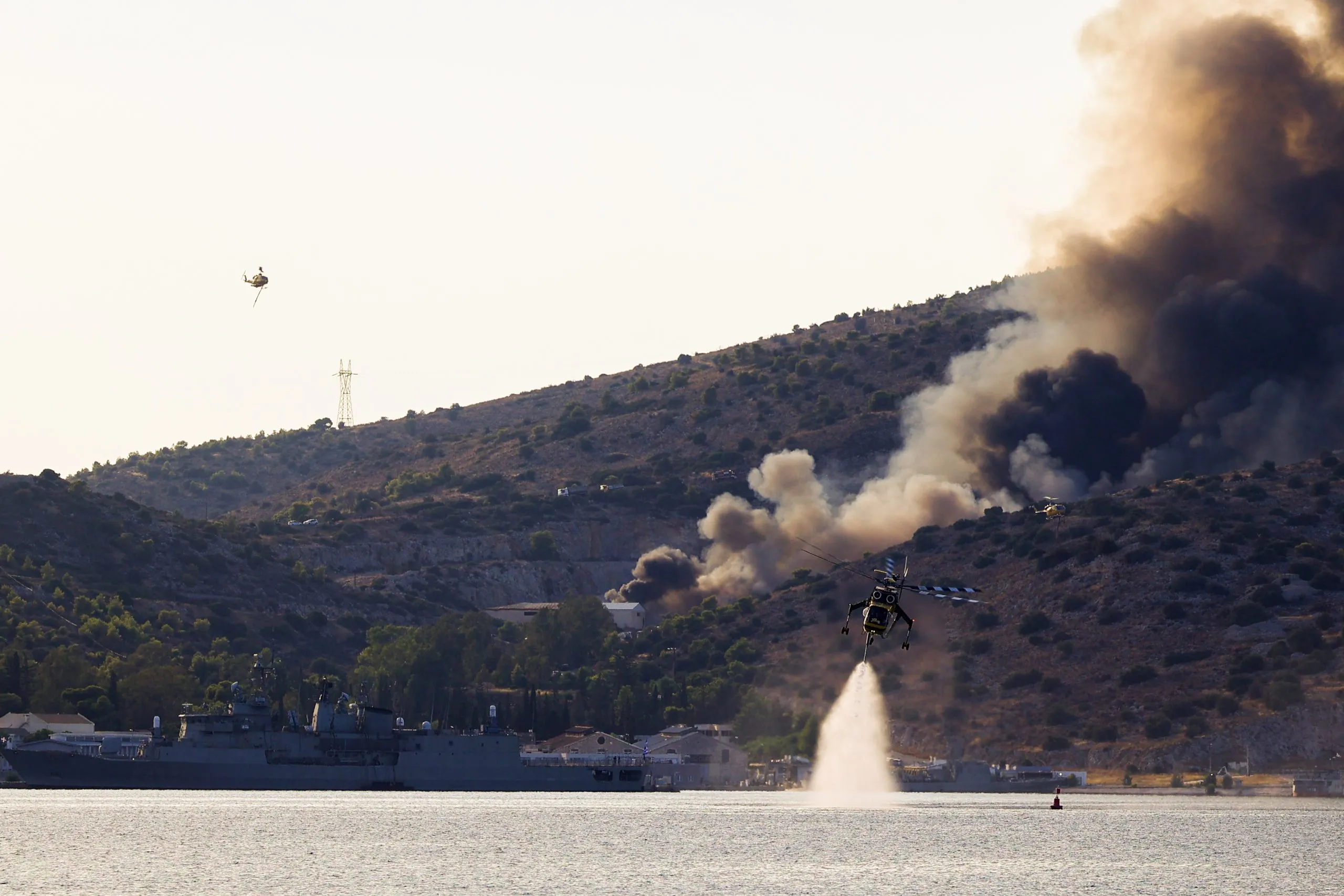 Πυκνός καπνός από τη φωτιά στη Σαλαμίνα