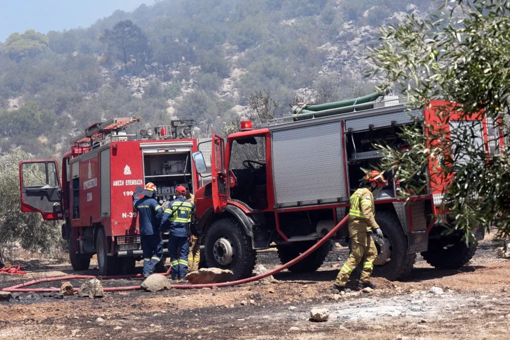 Ελικόπτερο ρίχνει νερό σε δασική φωτιά στα Ιωάννινα