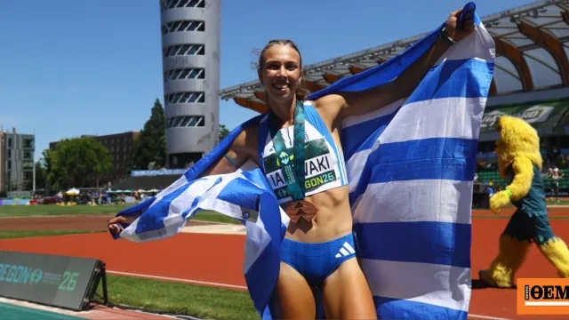 Η Ελένη Ιακωβάκη πανηγυρίζει το χάλκινο μετάλλιο στον στίβο