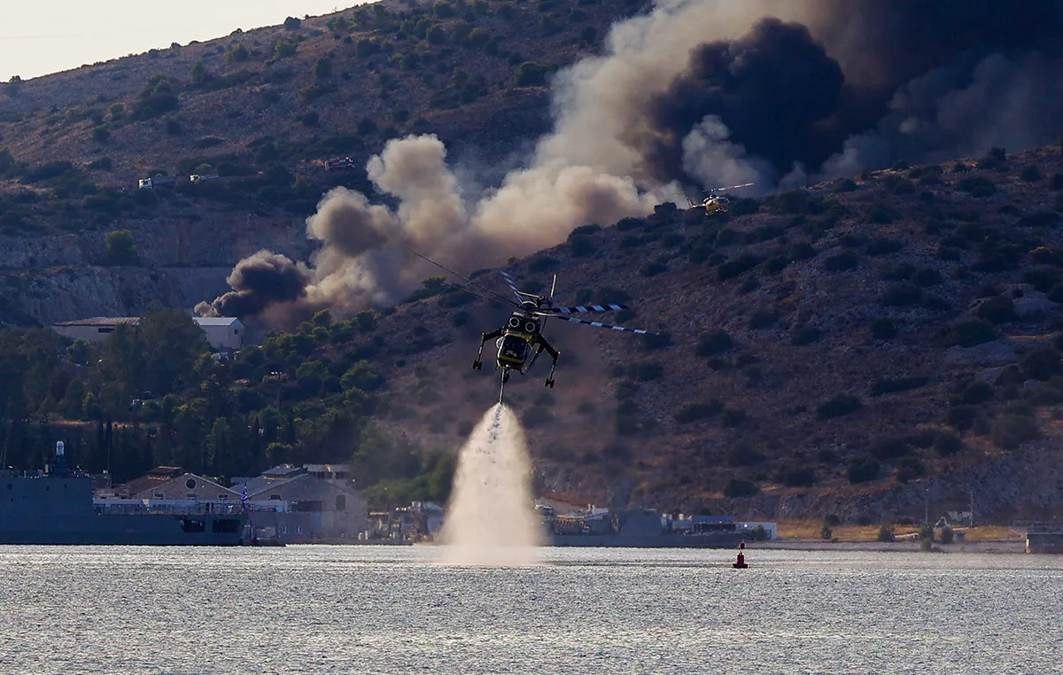 Πυκνός καπνός από τη φωτιά στη Σαλαμίνα