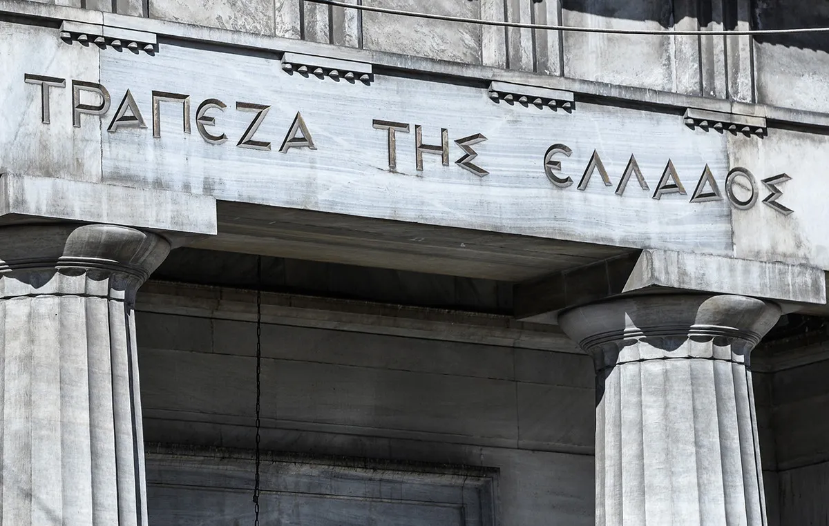 Νομίσματα ευρώ και γράφημα τραπεζικών καταθέσεων